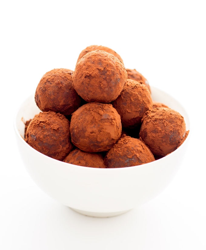 These Healthy Chocolate & Rum Balls are the perfect no-bake snack. They are easy to make, protein-packed and perfect either as a dessert or a post-workout lunch. Ready under 15 minutes, they are also paleo, vegan, gluten-free and dairy-free | www.onecleverchef.com