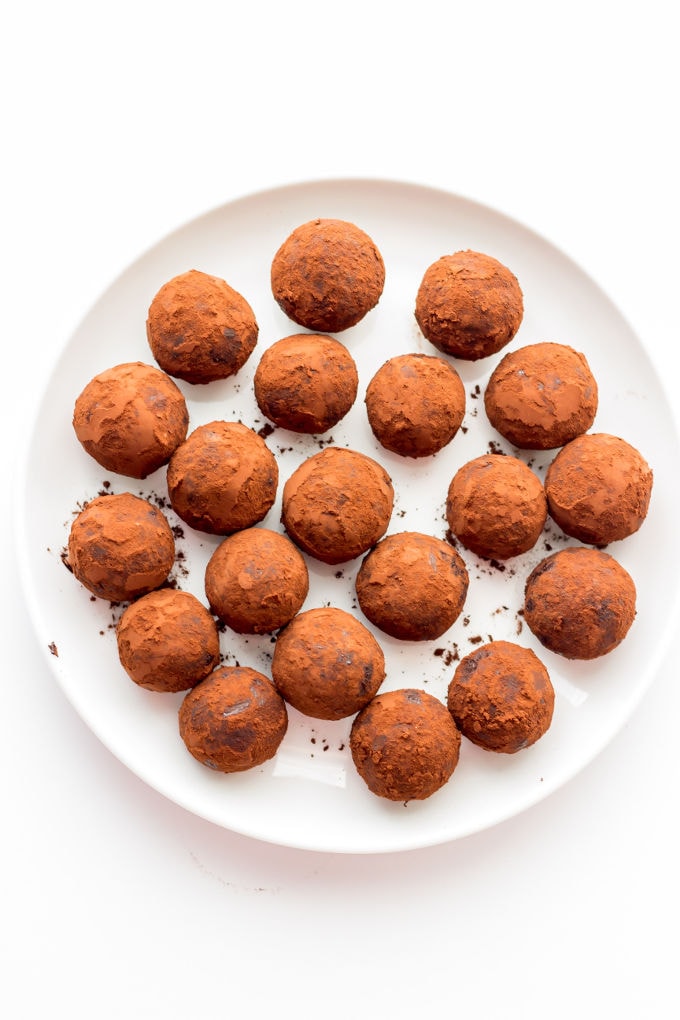 These Healthy Chocolate & Rum Balls are the perfect no-bake snack. They are easy to make, protein-packed and perfect either as a dessert or a post-workout lunch. Ready under 15 minutes, they are also paleo, vegan, gluten-free and dairy-free | www.onecleverchef.com